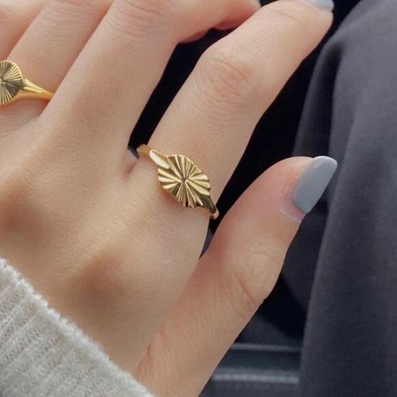 NEW yellow gold plated Sunburst ring jewelry size 7 B25A - Picture 2 of 7